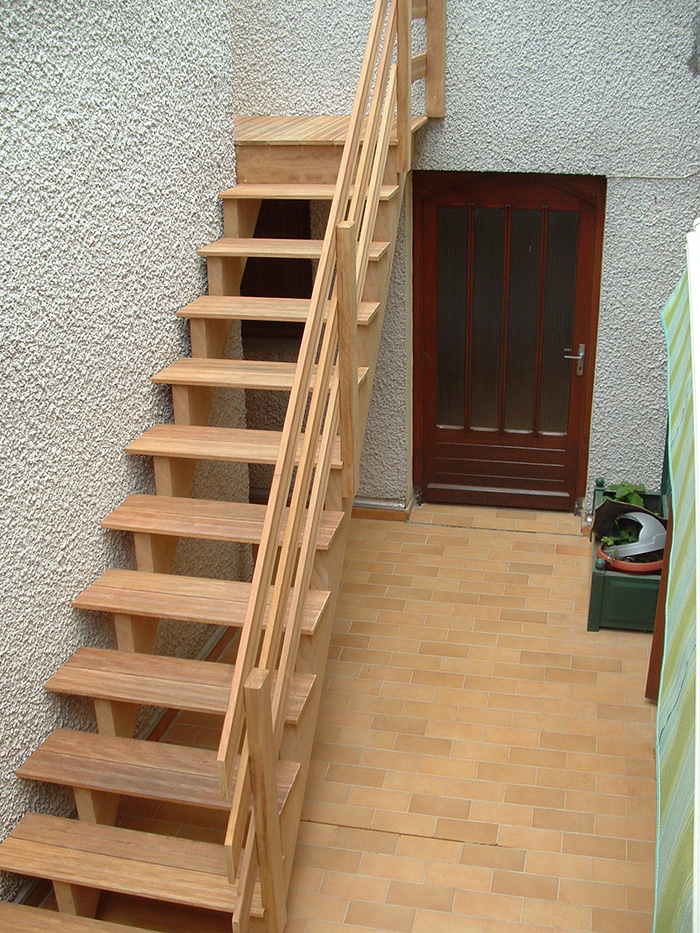 Fabrication d'un escalier en bois exotique - Tourbes